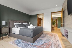 2 habitaciones, escritorio y tabla de planchar con plancha