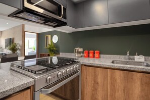 Refrigerador, microondas, horno, placa de cocina