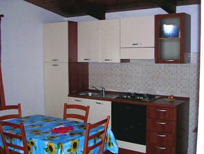 Chaise haute, batterie de cuisine, vaisselle et ustensiles, épices