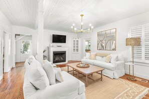 單棟房屋, 多張床, 可使用泳池, 泳池景 (Cake by the Ocean) | 客廳 | 42 吋平面電視連數碼電視頻道