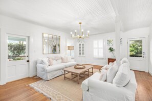 單棟房屋, 多張床, 可使用泳池, 泳池景 (Cake by the Ocean) | 客廳 | 42 吋平面電視連數碼電視頻道