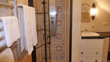 Dusche, Haartrockner, HandtĂŒcher, Seife