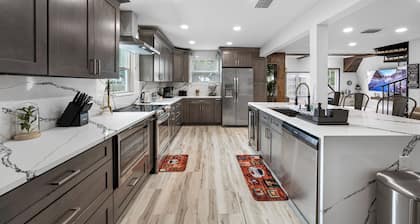 Luxury A-Frame Escape: 6BR, 4BA, Pool, Pickleball, Cinema & Ultimate Relaxation!