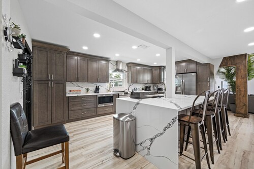 Luxury A-Frame Escape: 6BR, 4BA, Pool, Pickleball, Cinema & Ultimate Relaxation!