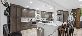 Luxury A-Frame Escape: 6BR, 4BA, Pool, Pickleball, Cinema & Ultimate Relaxation!