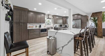 Luxury A-Frame Escape: 6BR, 4BA, Pool, Pickleball, Cinema & Ultimate Relaxation!