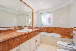 Shower, hair dryer, bidet, towels