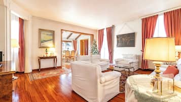 Apartment | Living area | 35-inch TV with digital channels