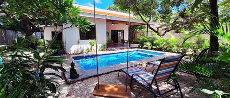 Una piscina al aire libre