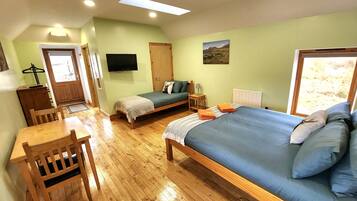 Studiolejlighed - flere senge - ikke-ryger - bakkeudsigt | Gratis Wi-Fi, sengetøj