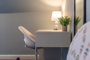 7 bedrooms, iron/ironing board, WiFi, bed sheets - Bedroom 3 double with workspace (Castle Donington)
