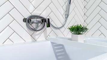 Secador de pelo, toallas