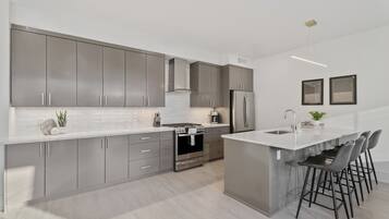 Fridge, oven, stovetop, dishwasher