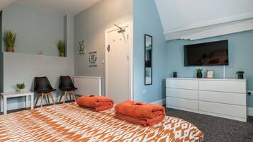 1 slaapkamer, een strijkplank/strijkijzer, internet, beddengoed