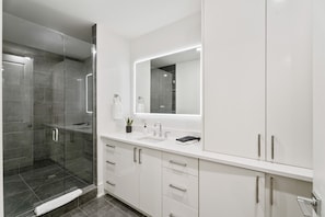 Towels - The Theodore 3BD/3B w/ Spacious Deck & Balcony (New Orleans)
