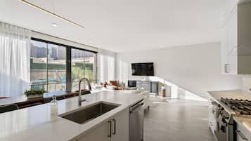 Frigorifero, microonde, forno, piano cottura