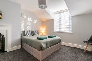 8 bedrooms, iron/ironing board, Internet