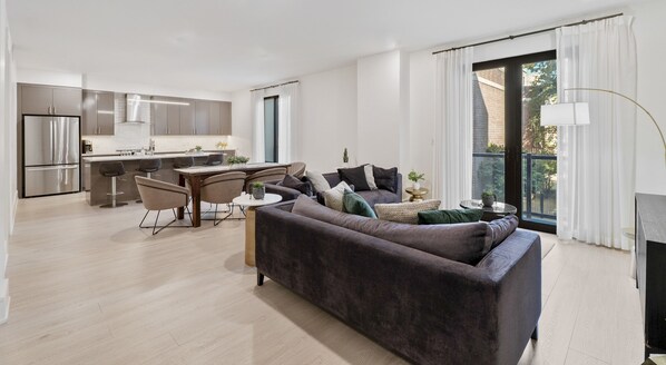 Living area - The Theodore 5BD/5B - 2 Units w Connecting Balcony (New Orleans)