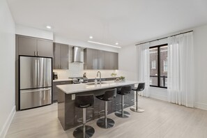 Jääkaappi, mikroaaltouuni, uuni, liesi