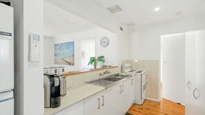 Jääkaappi, mikroaaltouuni, uuni, liesi