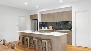 Jääkaappi, mikroaaltouuni, uuni, liesi