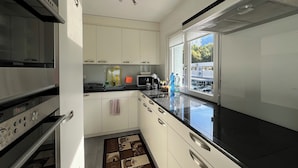 Private kitchen - Very nice apartment in the heart of Interlaken with all amenities (Matten bei Interlaken)