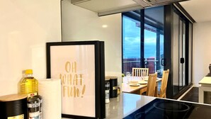 Una cocina moderna con comedor, un ventanal grande y una cita enmarcada en la pared.