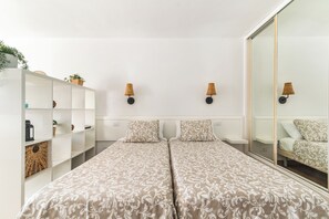 1 habitación, tabla de planchar con plancha, wifi y ropa de cama