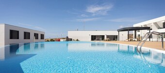 Home2Book Nordic Stay, Pool & Waves in Abades