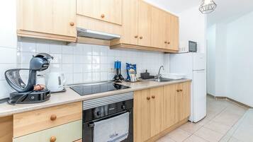 Microwave, oven, stovetop, coffee/tea maker