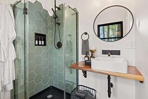 Douche, sèche-cheveux, shampoing