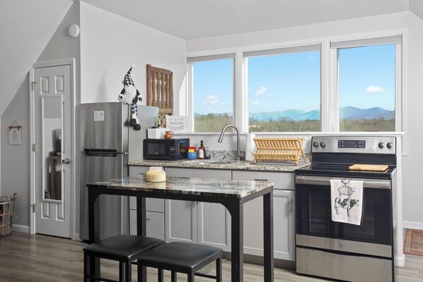 Frigorifero, microonde, forno, piano cottura