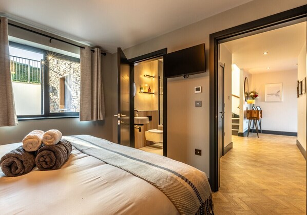 4 bedrooms, iron/ironing board, travel crib, free WiFi