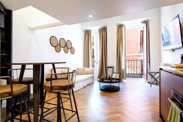 Smart TV - Charming Duplex Loft in the Heart of Madrid (Madrid)