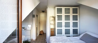 A welcoming studio in a quiet town center location