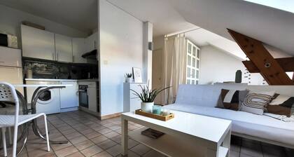 A welcoming studio in a quiet town center location