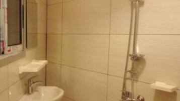 Serviettes fournies, papier toilette
