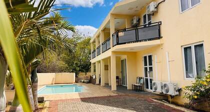 Charming 3-bedroom apartment in Tamarin with AC, WiFi and Swimming Pool
