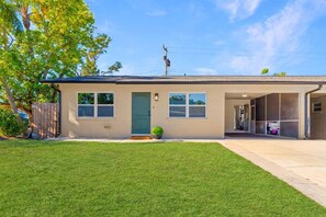 A single-story house with a front door, windows, and a garage. - Charming Villa 14 mins away from Siesta Key Beach (Sarasota)
