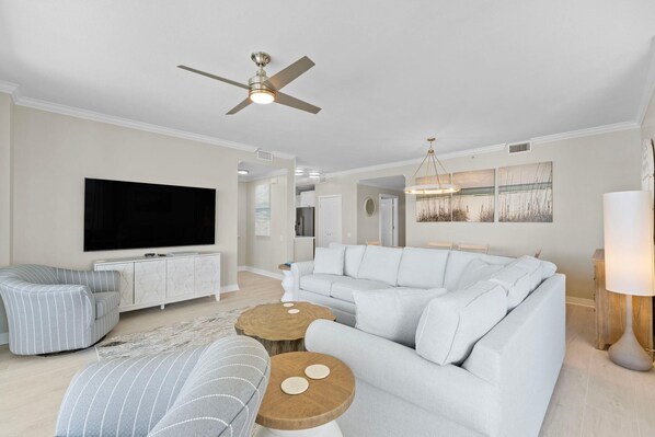 Condo, várias camas (Beach Colony East 1B) | Área de estar | TV