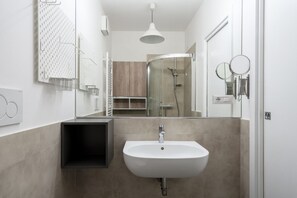 Douche, sèche-cheveux, bidet, serviettes fournies