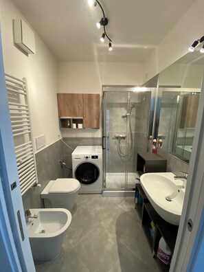 Doccia, asciugacapelli, bidet, asciugamani