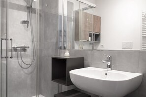 Shower, hair dryer, bidet, towels - Green park apartment (Roma)