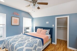 2 habitaciones, escritorio y tabla de planchar con plancha