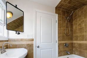 Een haardroger, handdoeken