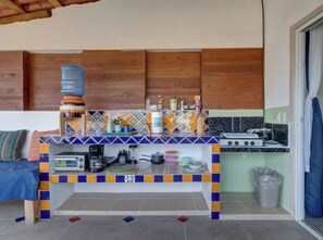 Refrigerador, microondas, parrilla de estufa y cafetera y tetera