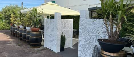 Entrada de un hotel con un letrero que dice "HOTEL RESTAURANT Le Bon Duc".