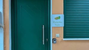 A green door with a sign reading "Pistachio Suite" and a doormat with "Welcome" written on it. - Pistachio Suite - Town Centre (Corfu)