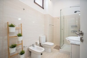 Dusche, Haartrockner, Bidet, Handtücher