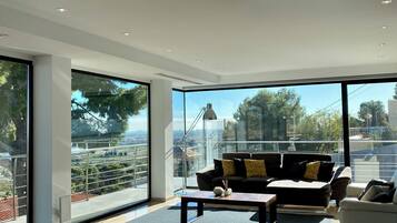 TV connectée, table de tennis de table, chaßne hi-fi